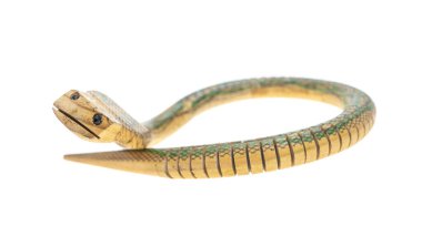 Tahta yılan Asyalı oyuncağı beyaz arka planda izole edilmiş.