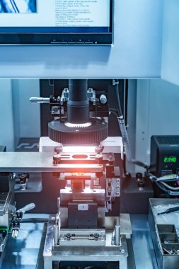 Endüstri 4.0 ve teknoloji konsepti için imalat endüstrisindeki akıllı robotlar. Zenginlik fabrikasındaki robotik görüş sensör kamera sistemi