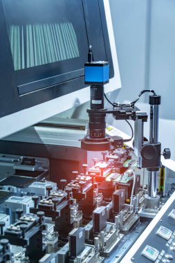 Endüstri 4.0 ve teknoloji konsepti için imalat endüstrisindeki akıllı robotlar. Zenginlik fabrikasındaki robotik görüş sensör kamera sistemi