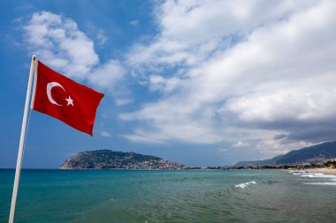 Türkiye 'deki Alanya plajı, Türkiye ulusal bayrağı, seyahat manzarası
