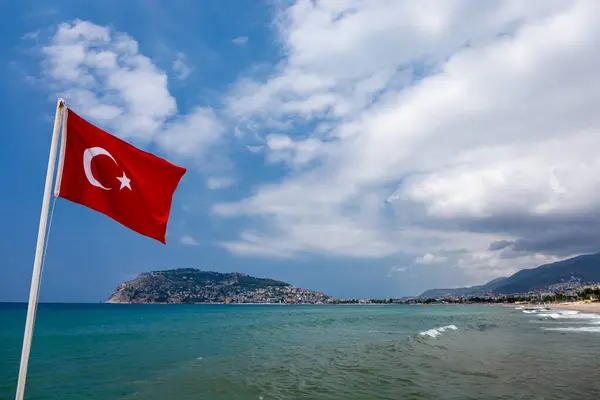 Alanya Strand Der Türkei Nationalflagge Der Türkei Reiselandschaft lizenzfreie Stockfotos