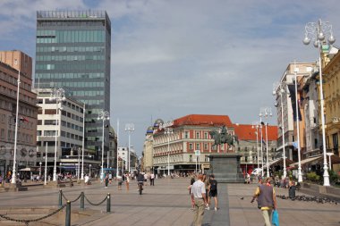 CROATIA ZAGREB - 3 Temmuz 2023: Hırvatistan 'ın Zagreb kentinin merkezi meydanı olan Ban Jelaciç meydanının manzarası