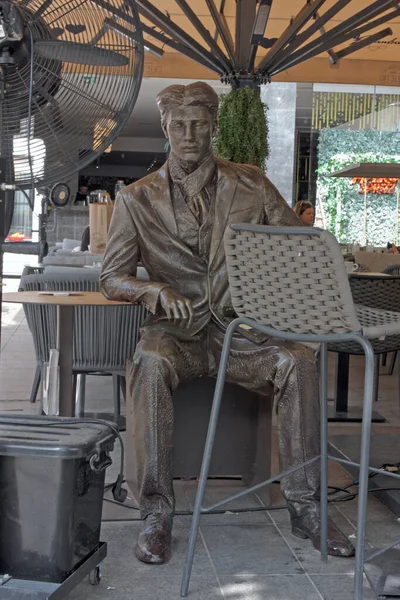 Zagreb Croatia July 2023 ニコラ テスラとのコーヒー ニコラ テスラの彫刻 発明者 機械エンジニア — ストック写真