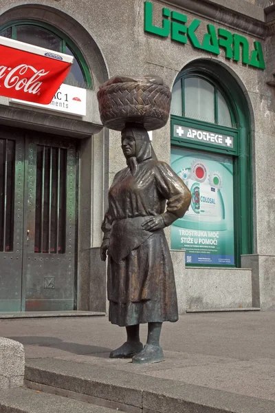 Croatia Zagreb July 2023 ドラック市場の隣に位置する彼女の頭の上に編まれたバスケットを持つ村の女性の像 — ストック写真