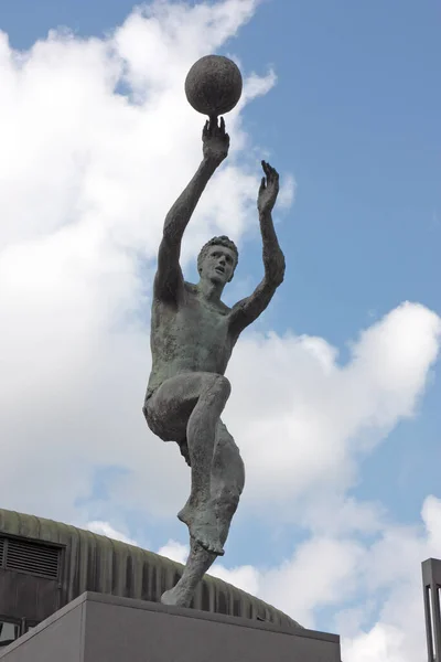 Croatia Zagreb 2023年7月5日 著名的克罗地亚篮球运动员德拉森 彼得罗维奇的雕像安放在萨格勒布Cibona Hall前 — 图库照片