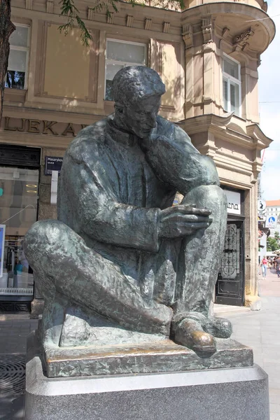 Zageb Croatia 2023年7月5日 ザグレブのニコラ テスラ彫刻 記念碑は彫刻家イワン メストロヴィッチによって設計された — ストック写真