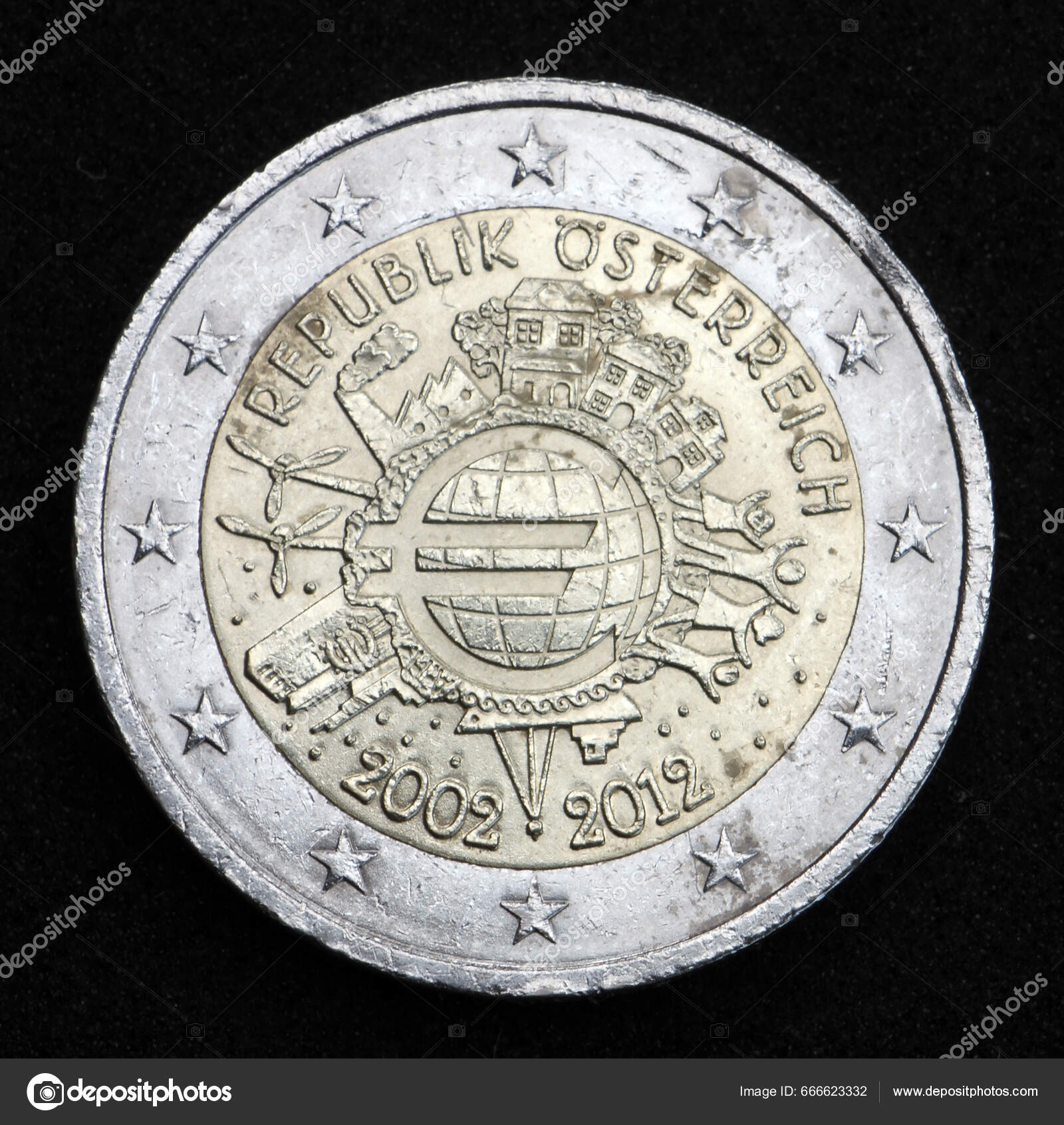 回到国内2012年来自奥地利的2枚欧元硬币以欧元符号欧洲塔工厂和2台风力涡轮机的形式在世界展示纪念币被铸造出来——图库图片©