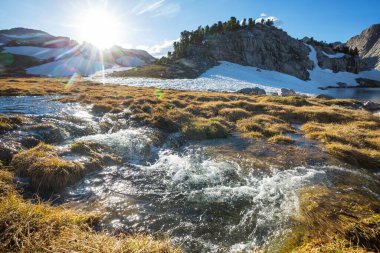 Gün doğumunda dağlarda güzel bir dere