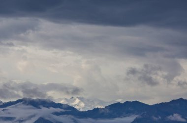 Yazın Alaska 'nın Picturesque Dağları. Kar, kütleleri, buzulları ve kayalık tepeleri kapladı. Güzel doğal arkaplan.