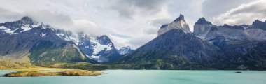 Şili 'deki Torres del Paine Ulusal Parkı' ndaki güzel dağ manzaraları. Dünyaca ünlü yürüyüş bölgesi.