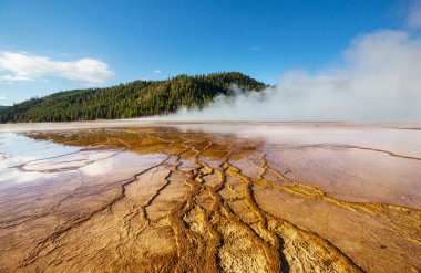 İlham verici doğal bir geçmiş. Yellowstone Ulusal Parkı 'ndaki havuz ve gayzer alanları, ABD.