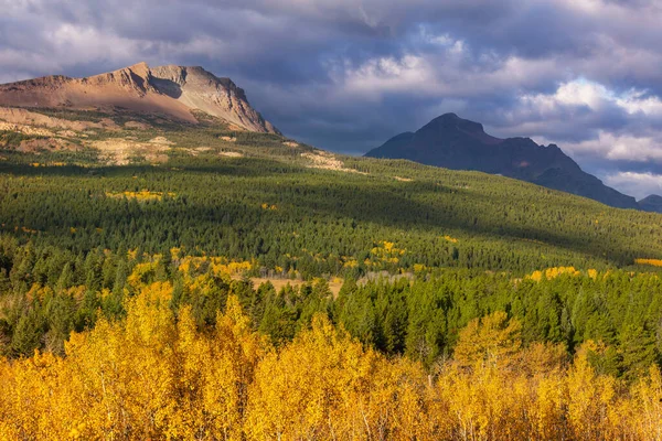 Malebné Skalnaté Vrcholky Národního Parku Glacier Montana Usa Podzimní Sezóna — Stock fotografie