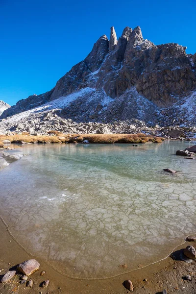 Παγωμένη Λίμνη Στις Αρχές Του Χειμώνα Στα Βουνά Ηπα — Φωτογραφία Αρχείου