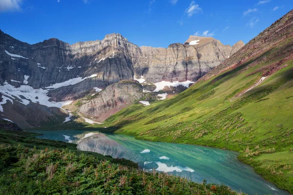 美国蒙大拿州冰川国家公园的风景如画的岩石山峰 美丽的自然景观 — 图库照片