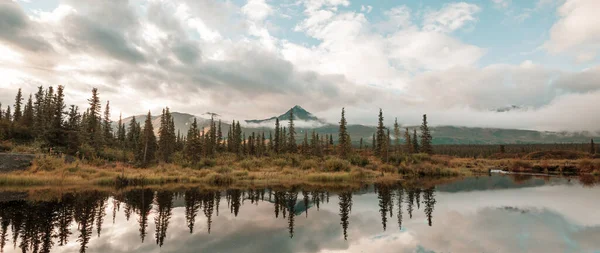 アラスカ ツンドラのセレニティ湖 — ストック写真