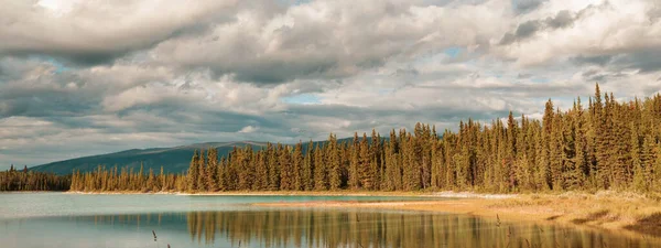 Спокойная Сцена Горного Озера Канаде — стоковое фото