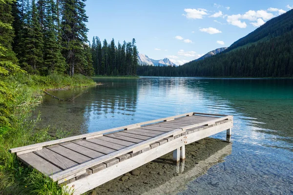 静かな山の湖で木製の桟橋 — ストック写真