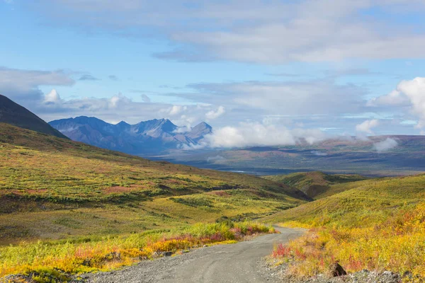 Γραφικός Αυτοκινητόδρομος Στην Αλάσκα Ηπα Δραματική Άποψη Σύννεφα — Φωτογραφία Αρχείου