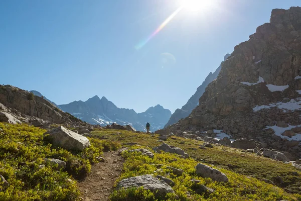 Пішохід Горах Красивому Скельному Фоні — стокове фото