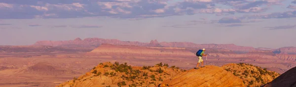 Vaellus Utahin Vuorilla Patikointi Epätavallisissa Luonnonmaisemissa Fantastic Muodot Hiekkakivi Kokoonpanoissa — kuvapankkivalokuva