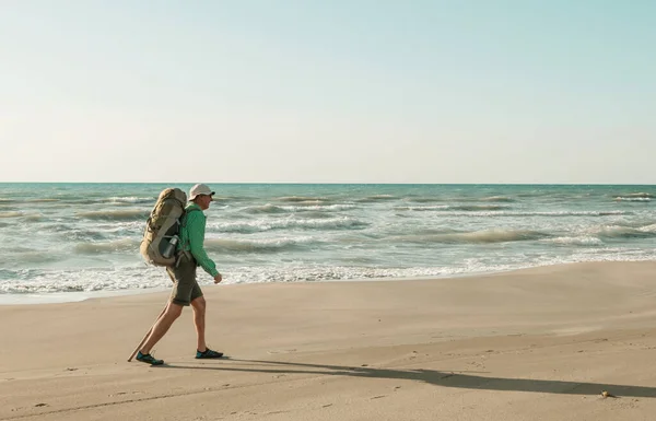 Wandelaar Man Wandeling Langs Zeekust — Stockfoto