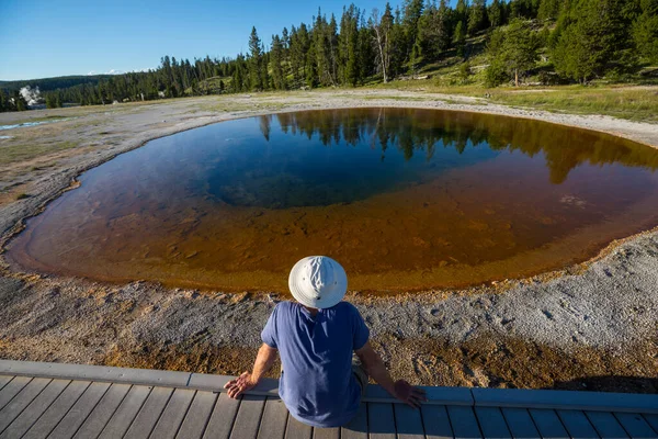 Turysta Parku Narodowym Yellowstone Usa — Zdjęcie stockowe