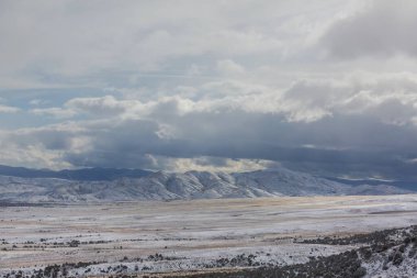 Kış mevsiminde dağları kaplayan kar