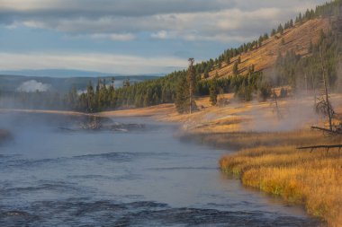 İlham verici doğal bir geçmiş. Yellowstone Ulusal Parkı 'ndaki havuz ve gayzer alanları, ABD.