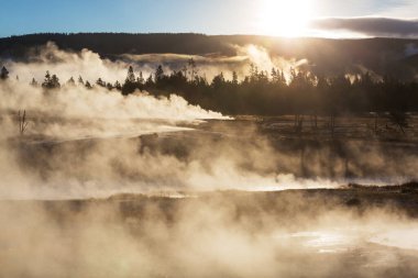İlham verici doğal bir geçmiş. Yellowstone Ulusal Parkı 'ndaki havuz ve gayzer alanları, ABD.