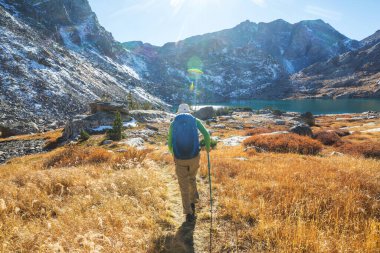 Sonbahar dağlarında yürüyüş. Sonbahar mevsimi teması.