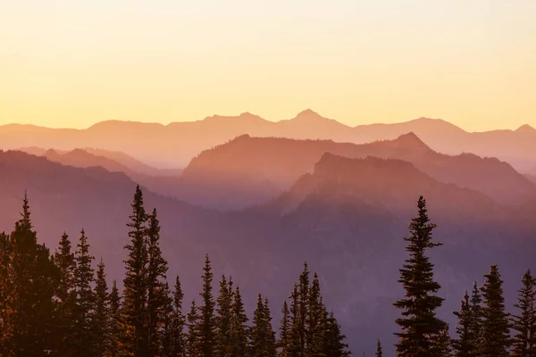 Ορεινή Σιλουέτα Την Αυγή Της Άνοιξης — Φωτογραφία Αρχείου
