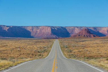 Kırsal kesimde bir yol. Terk edilmiş doğal seyahat geçmişi.