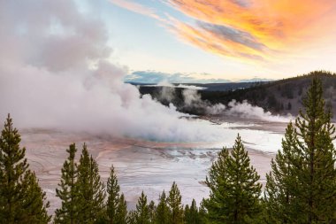 İlham verici doğal bir geçmiş. Yellowstone Ulusal Parkı 'ndaki havuz ve gayzer alanları, ABD.