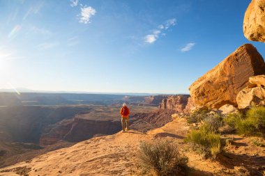 Utah dağlarında yürüyüş. Alışılmadık doğal manzaralarda yürüyüş. Fantastik kumtaşı oluşumları.