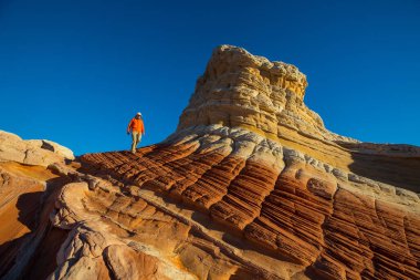 Utah dağlarında yürüyüş. Alışılmadık doğal manzaralarda yürüyüş. Fantastik kumtaşı oluşumları.
