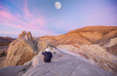 Utah dağlarında yürüyüş. Alışılmadık doğal manzaralarda yürüyüş. Fantastik kumtaşı oluşumları.