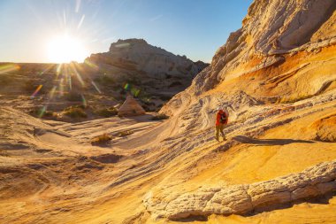Vermilion Cliffs Ulusal Anıtı. Gün doğumunda manzara manzarası. Alışılmadık dağ manzarası. Güzel doğal arkaplan.