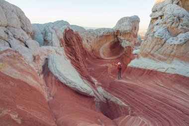 Vermilion Cliffs Ulusal Anıtı. Gün doğumunda manzara manzarası. Alışılmadık dağ manzarası. Güzel doğal arkaplan.