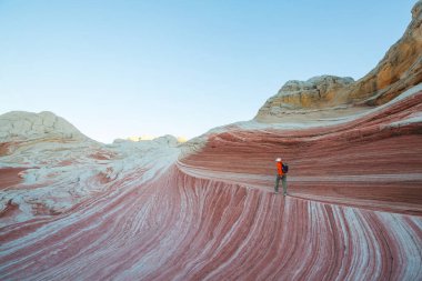 Vermilion Cliffs Ulusal Anıtı. Gün doğumunda manzara manzarası. Alışılmadık dağ manzarası. Güzel doğal arkaplan.
