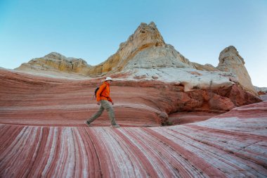 Vermilion Cliffs Ulusal Anıtı. Gün doğumunda manzara manzarası. Alışılmadık dağ manzarası. Güzel doğal arkaplan.