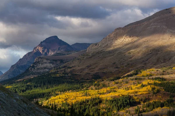 美国蒙大拿州冰川国家公园的风景如画的岩石山峰 秋天的季节美丽的自然景观 — 图库照片