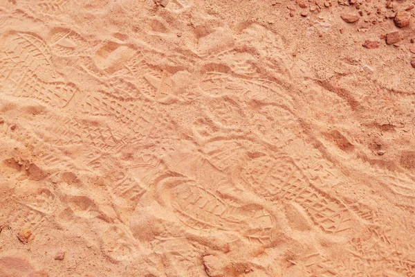ハイキングコースの砂の上に足跡 — ストック写真