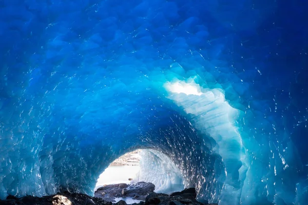 Παγωμένη Σπηλιά Στα Ψηλά Βουνά Καναδάς — Φωτογραφία Αρχείου