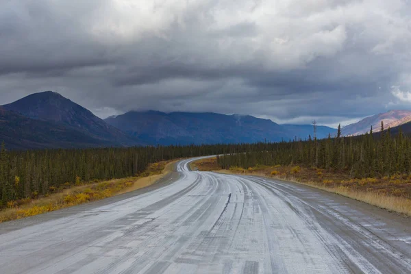 Szcenikus Autópálya Alaszkában Usa Drámai Kilátás Felhők — Stock Fotó