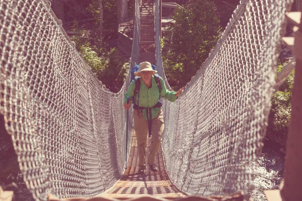 Wanderer Auf Der Hängebrücke — Stockfoto