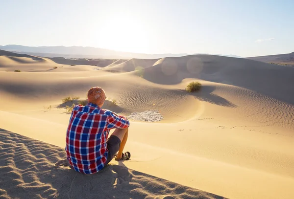Hiker Sand Dunes Desert — Stock Photo, Image