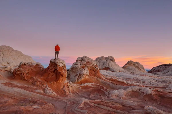ユタの山でハイキング 珍しい自然の風景の中でハイキング 素晴らしい形の砂岩の形成 — ストック写真