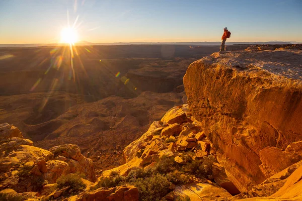 Człowiek Urwisku Wschodzie Słońca Scena Turystyczna — Zdjęcie stockowe