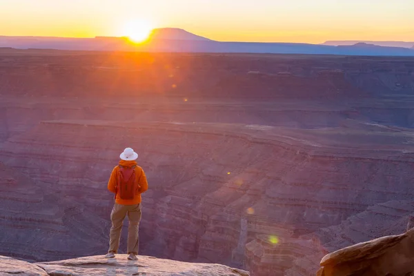 Der Mensch Auf Der Klippe Der Berge Bei Sonnenaufgang Wanderszene — Stockfoto