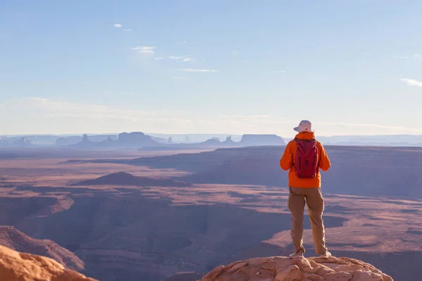 Turist Tittar Monument Valley Landskap Vid Soluppgången Utah Usa — Stockfoto